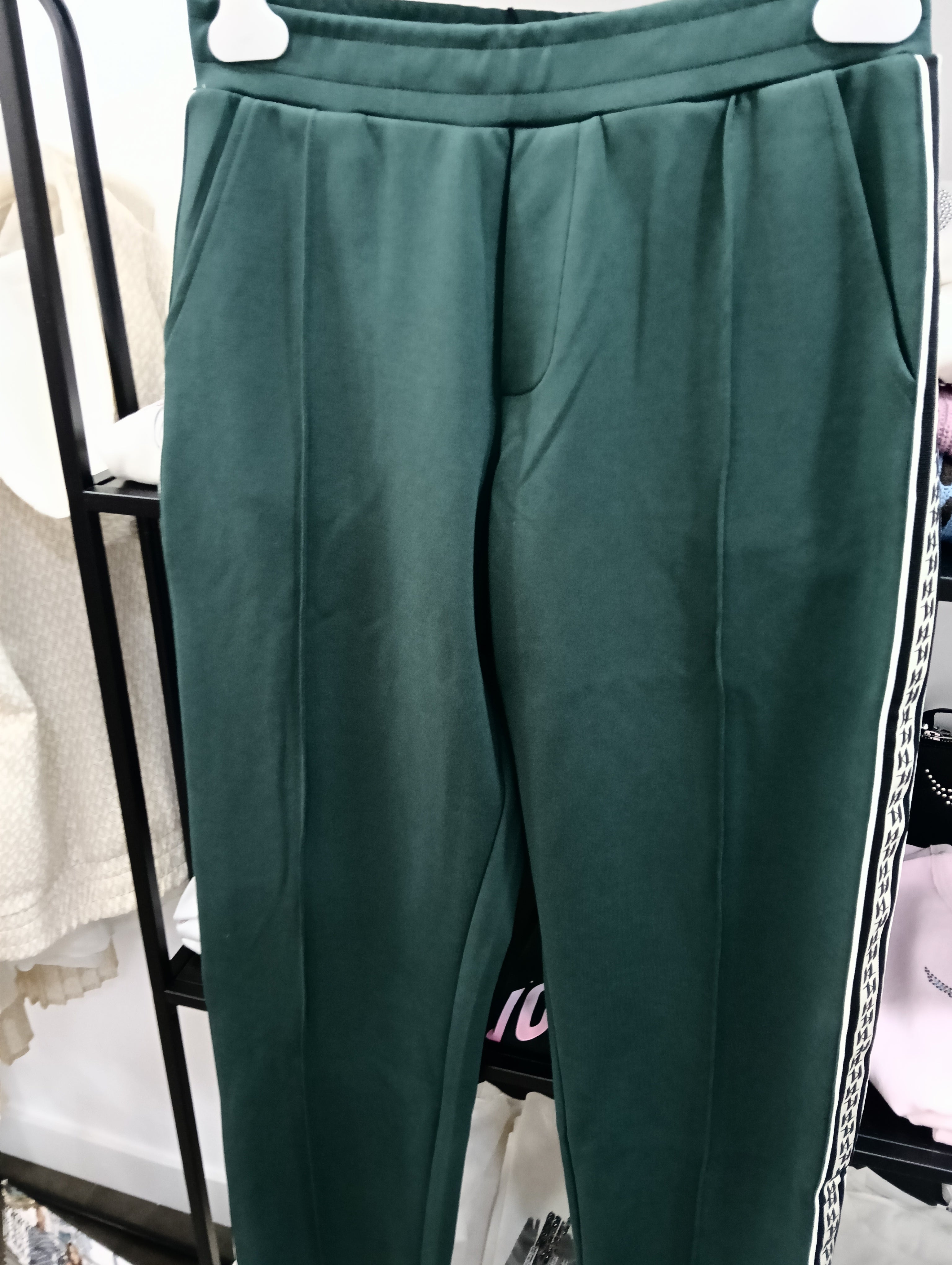 Pantalón chandal verde Karl